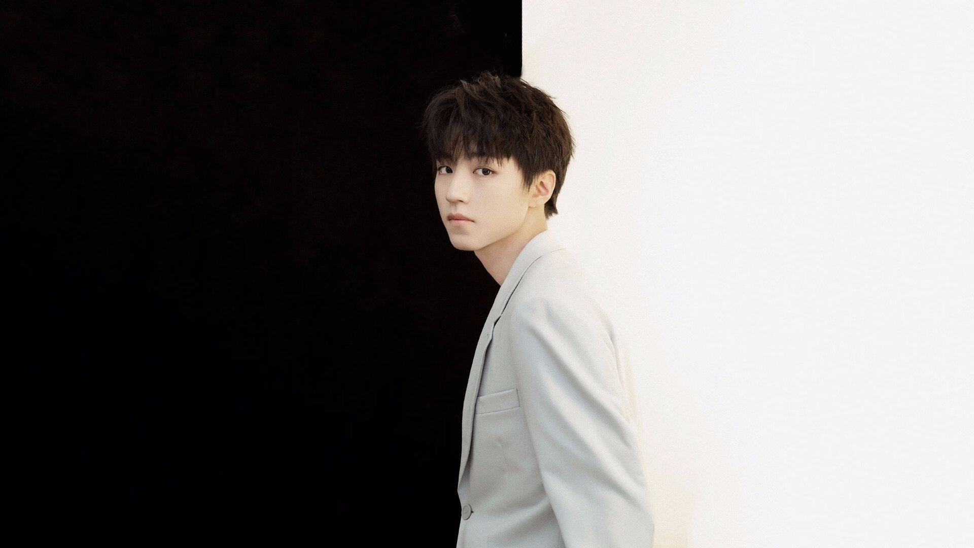 九游网游官网-“荒野追击：沙漠与山地的热血追逐”，荒漠追杀中的罪名是